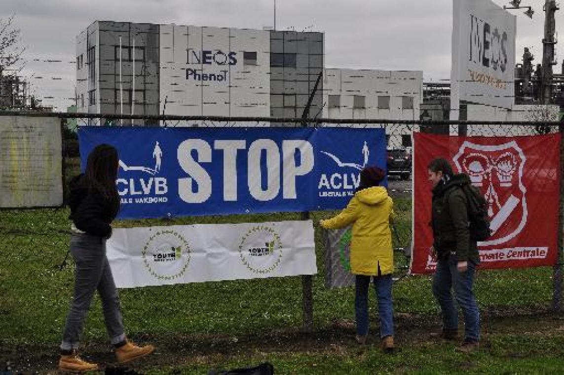 Youth for Climate vergezelt actievoerders aan poort Ineos Phenol