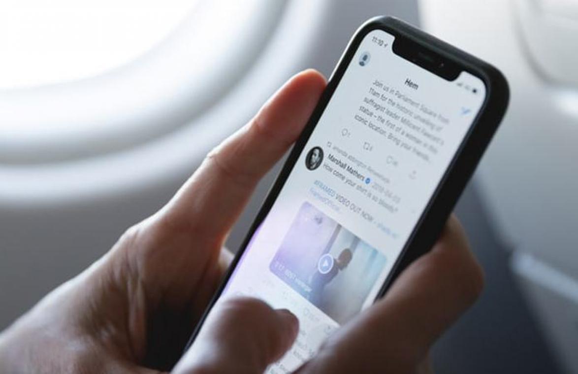 Piloot legt uit waarom je je telefoon altijd op vliegtuigmodus moet zetten tijdens een vlucht