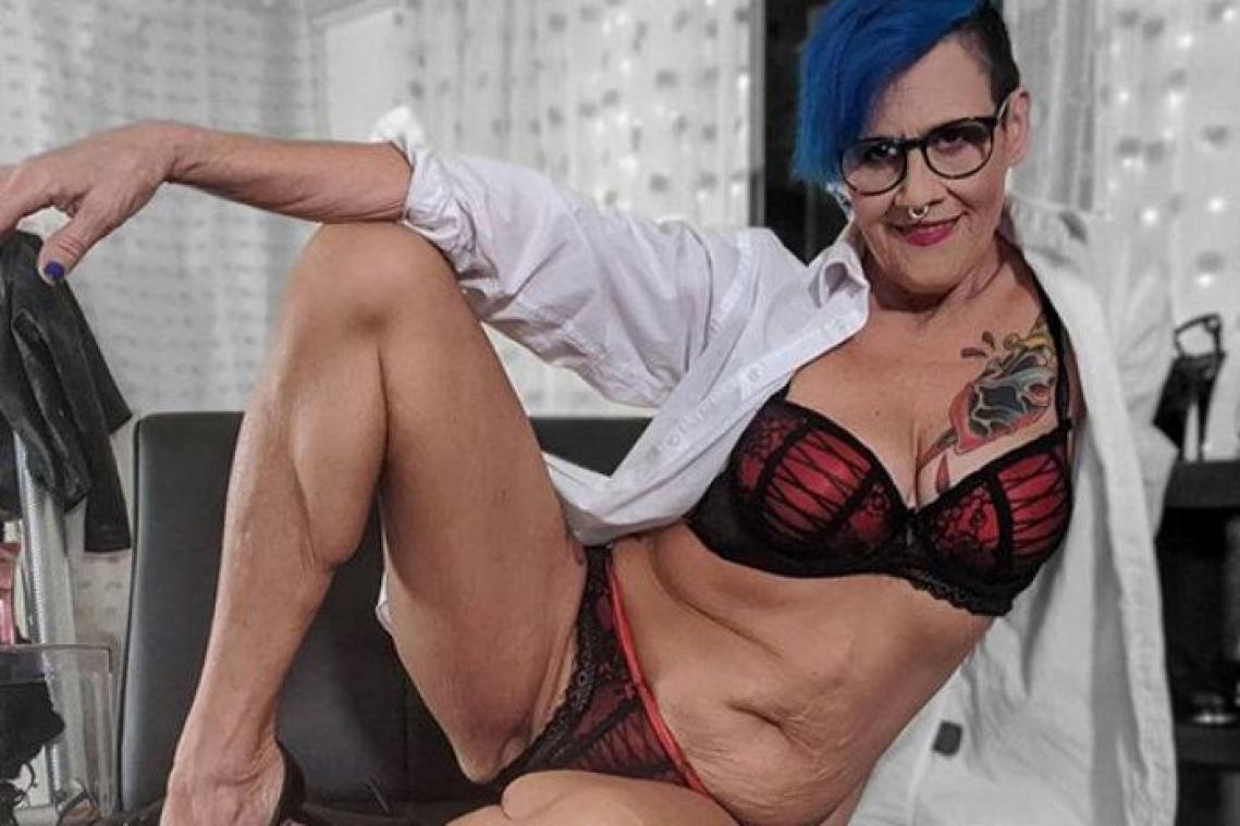 BIZAR. Wulpse oma verdient de kost als camgirl