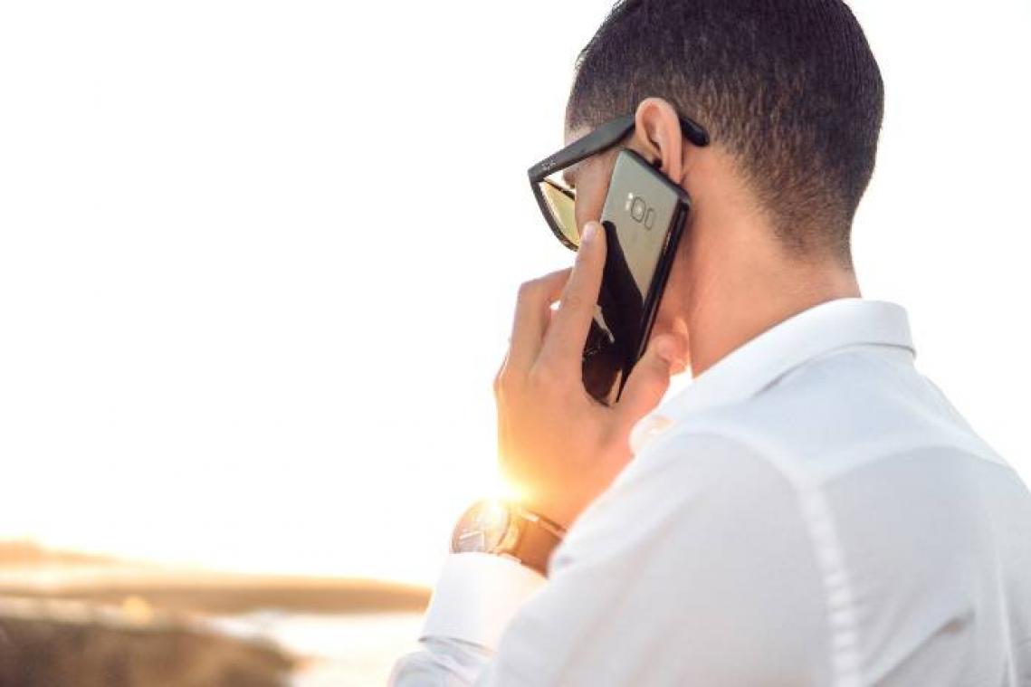BIZAR. Australiër aangeklaagd voor gsm-gebruik tijdens paardrijden