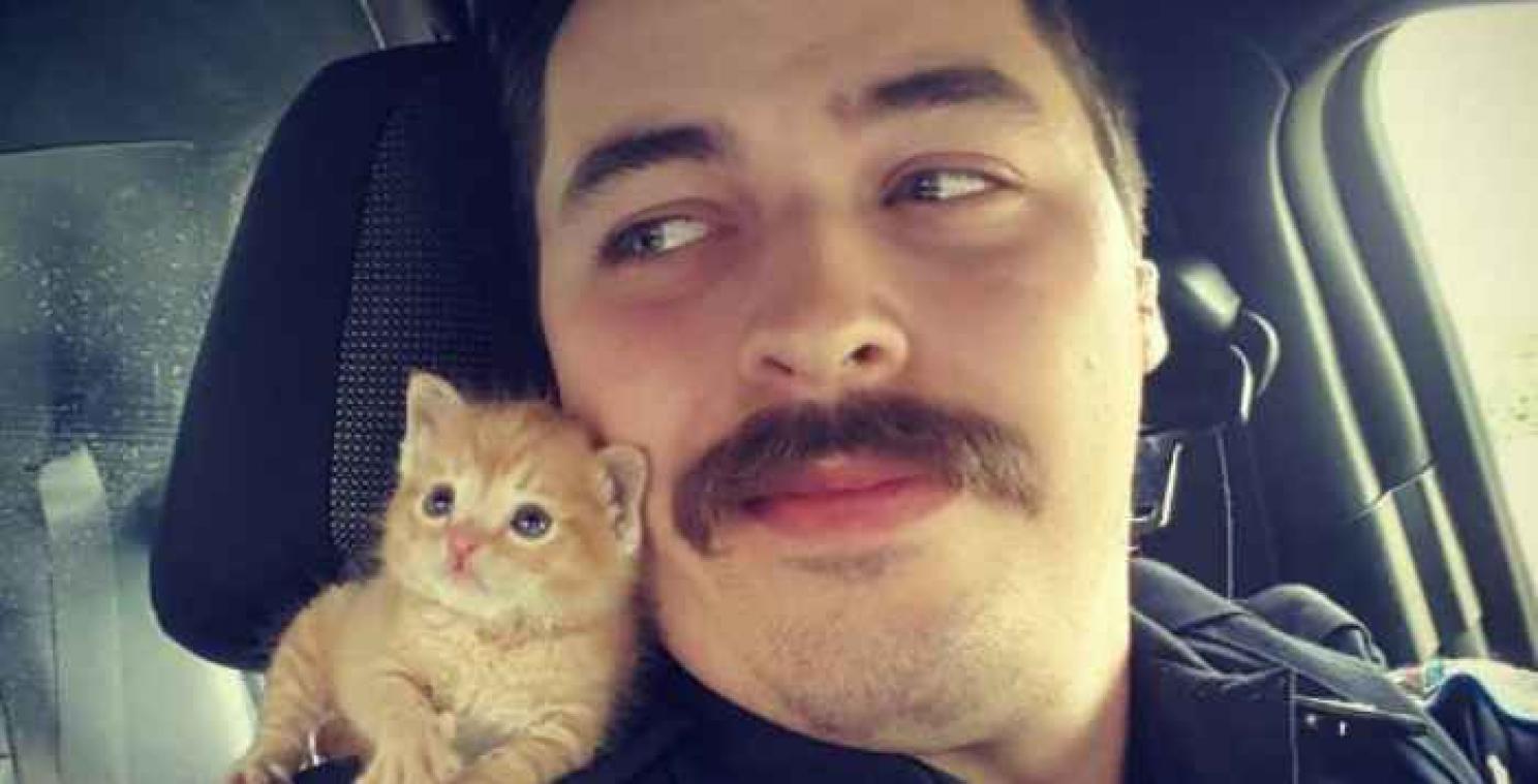 Deze stoere politieman heeft een schattig katje als bondgenoot