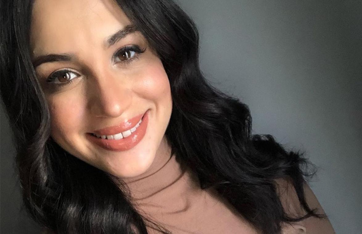 Stewardess lijkt zo hard op Meghan Markle dat ze voortdurend aangesproken wordt