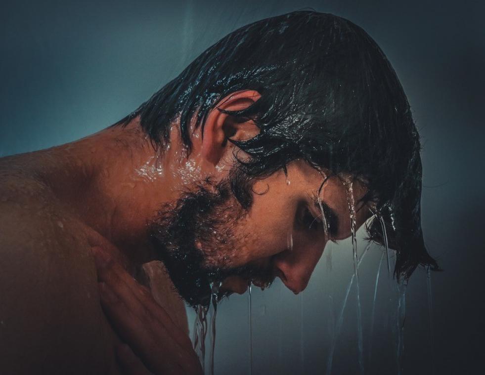 Doe jij weleens een kakske in de douche? Je bent niet alleen