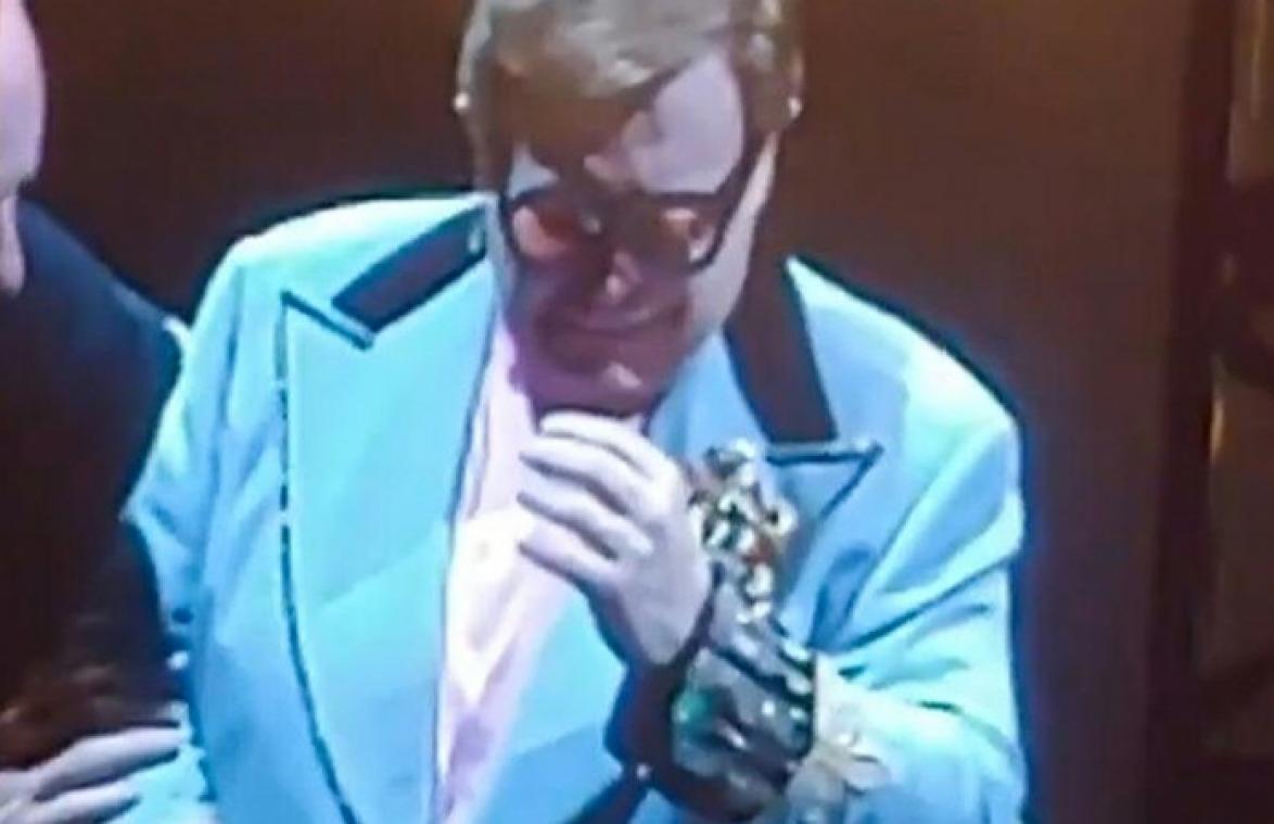 VIDEO. Elton John moet concert stopzetten door ziekte