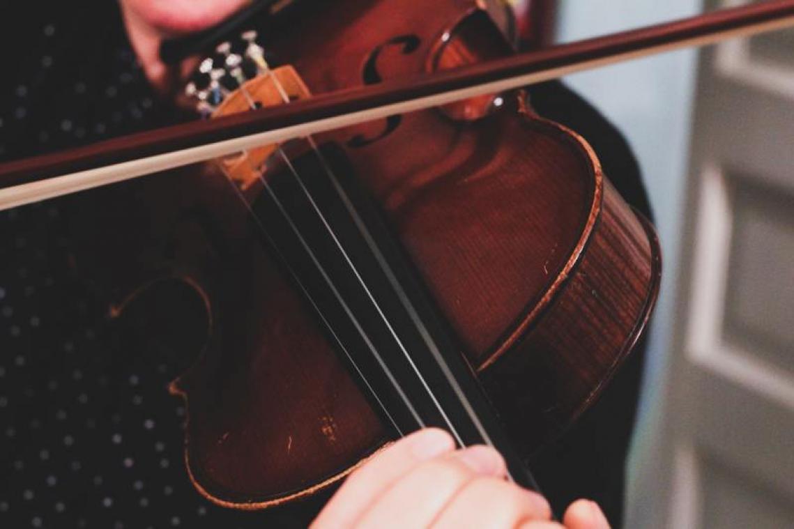 BIZAR. Violiste speelt muziek tijdens eigen operatie