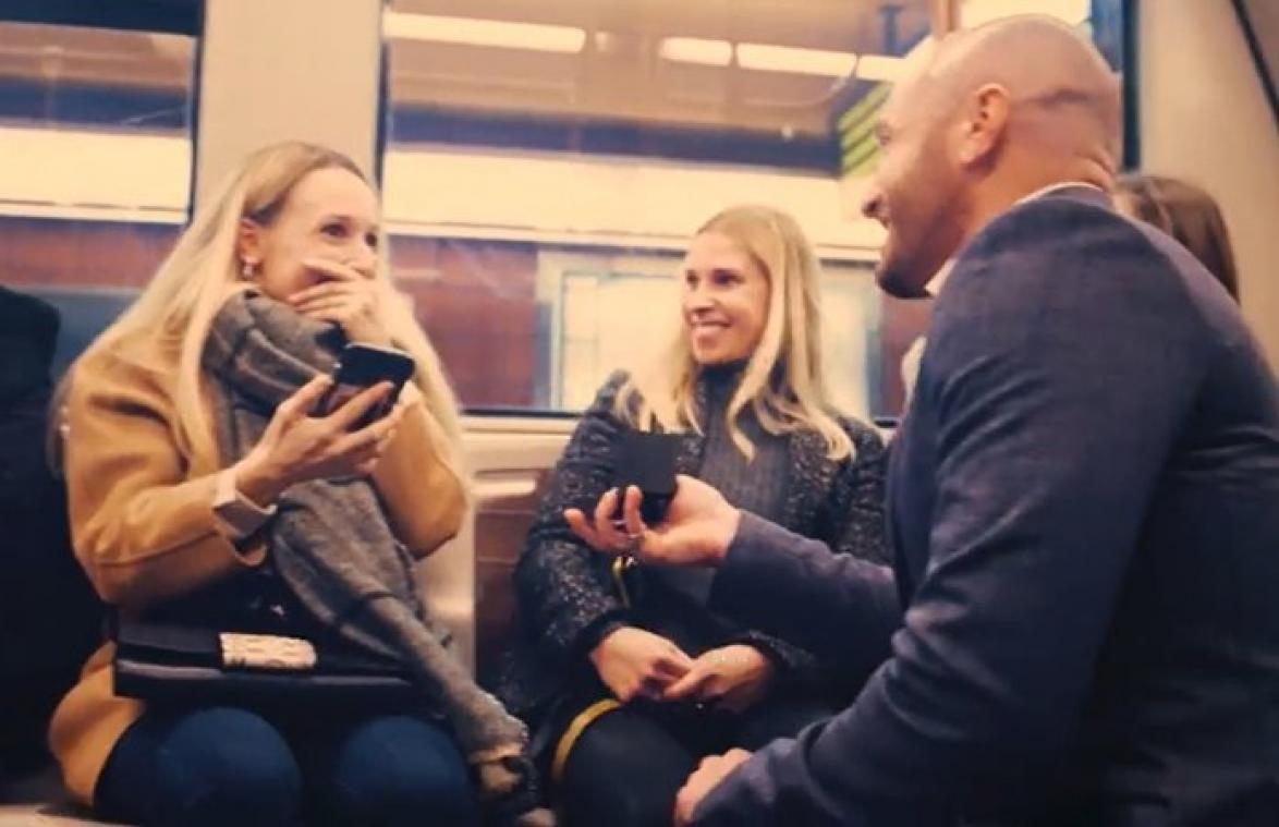 VIDEO. Huwelijksaanzoek in Brusselse metro raakt gevoelige snaar bij iedereen