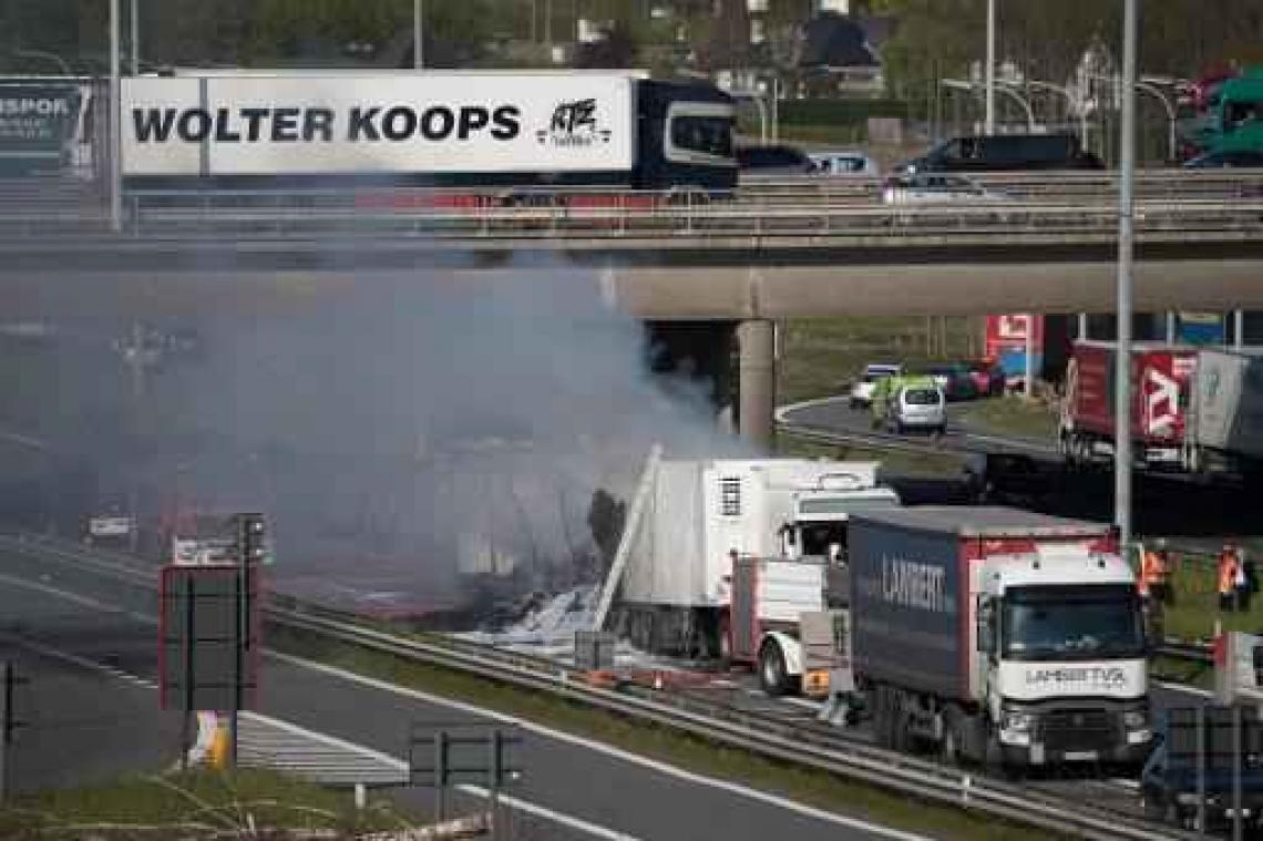 Dodelijk slachtoffer bij ongeval met vrachtwagens in Aalbeke