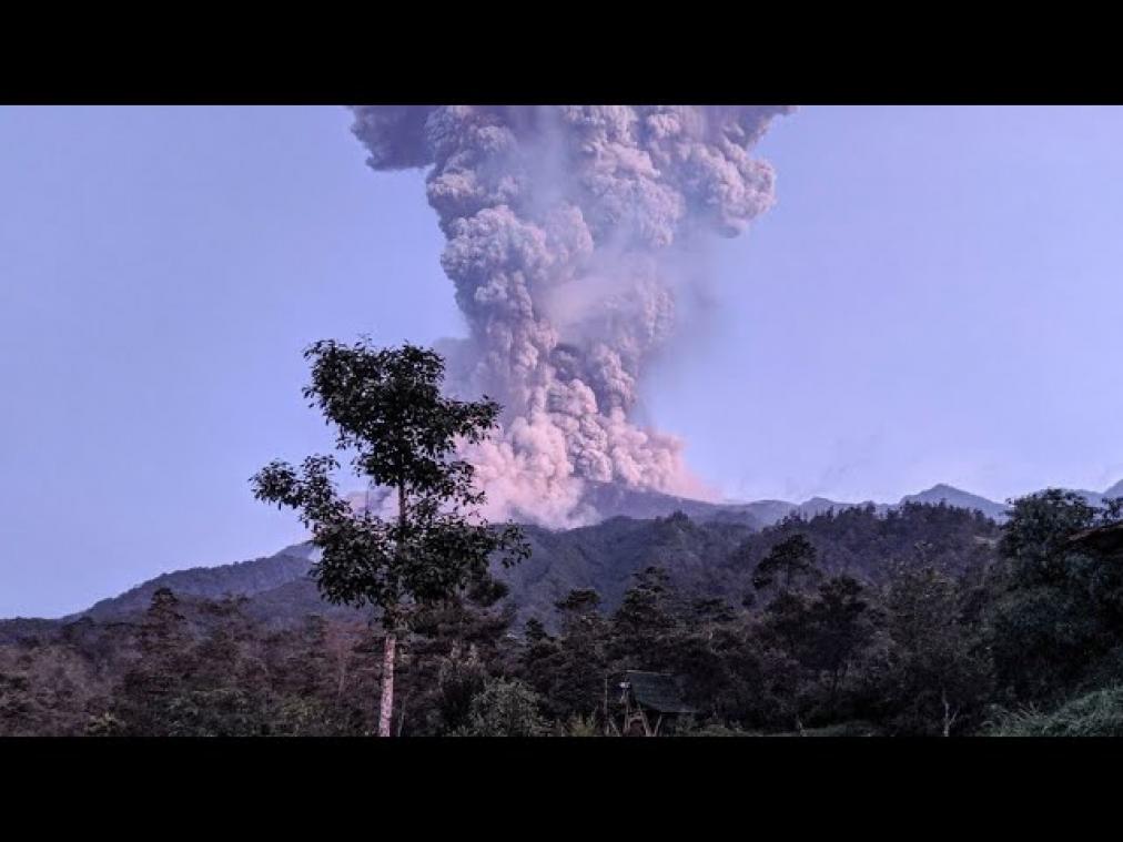VIDEO. Indonesische vulkaan spuwt as 6.000 meter hoog