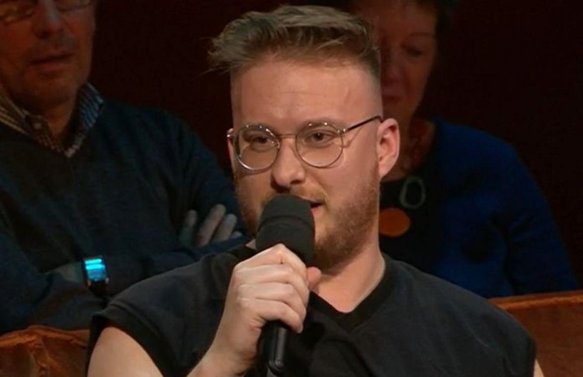 VIDEO. 'School is Cool'-zanger probeerde dochter zelf borstvoeding te geven