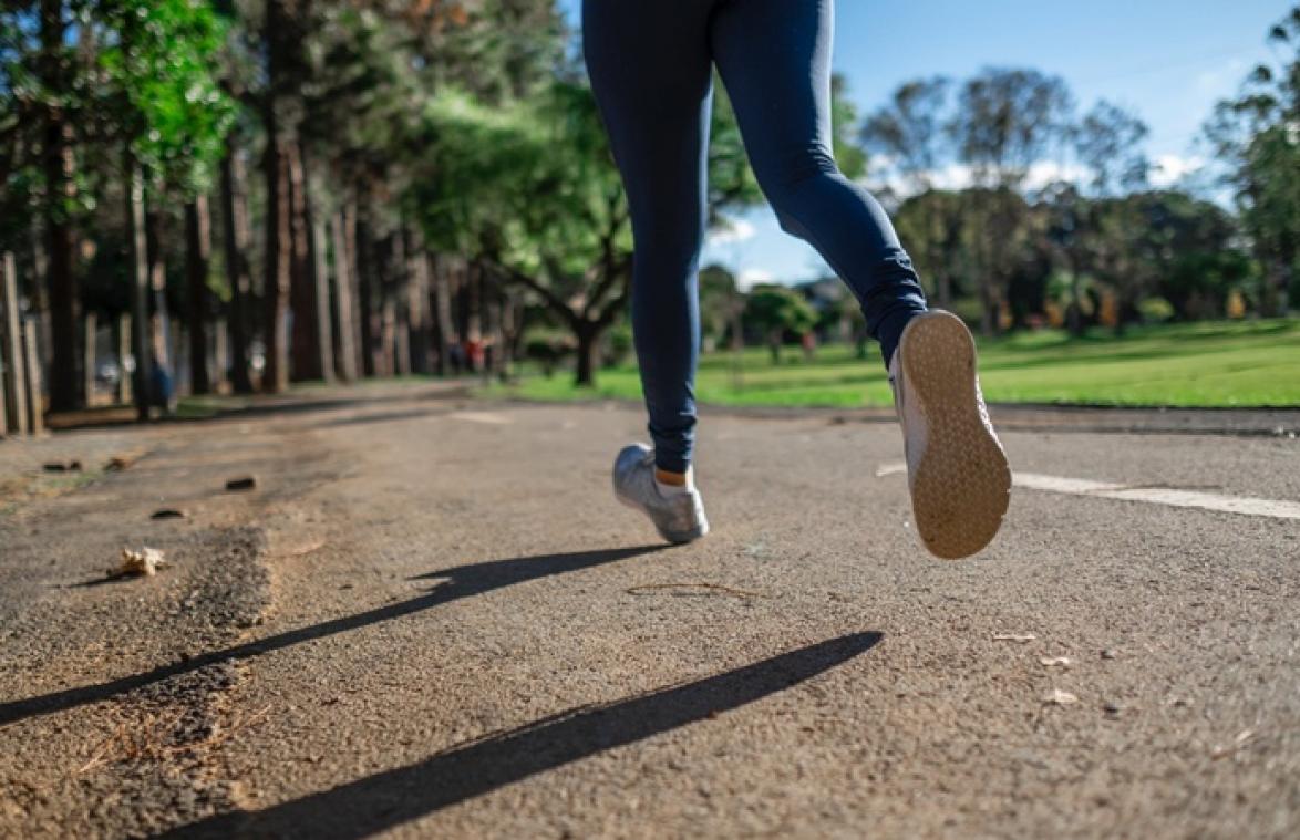 Vegan jogster vraagt buren om ramen te sluiten tijdens het bakken van vlees