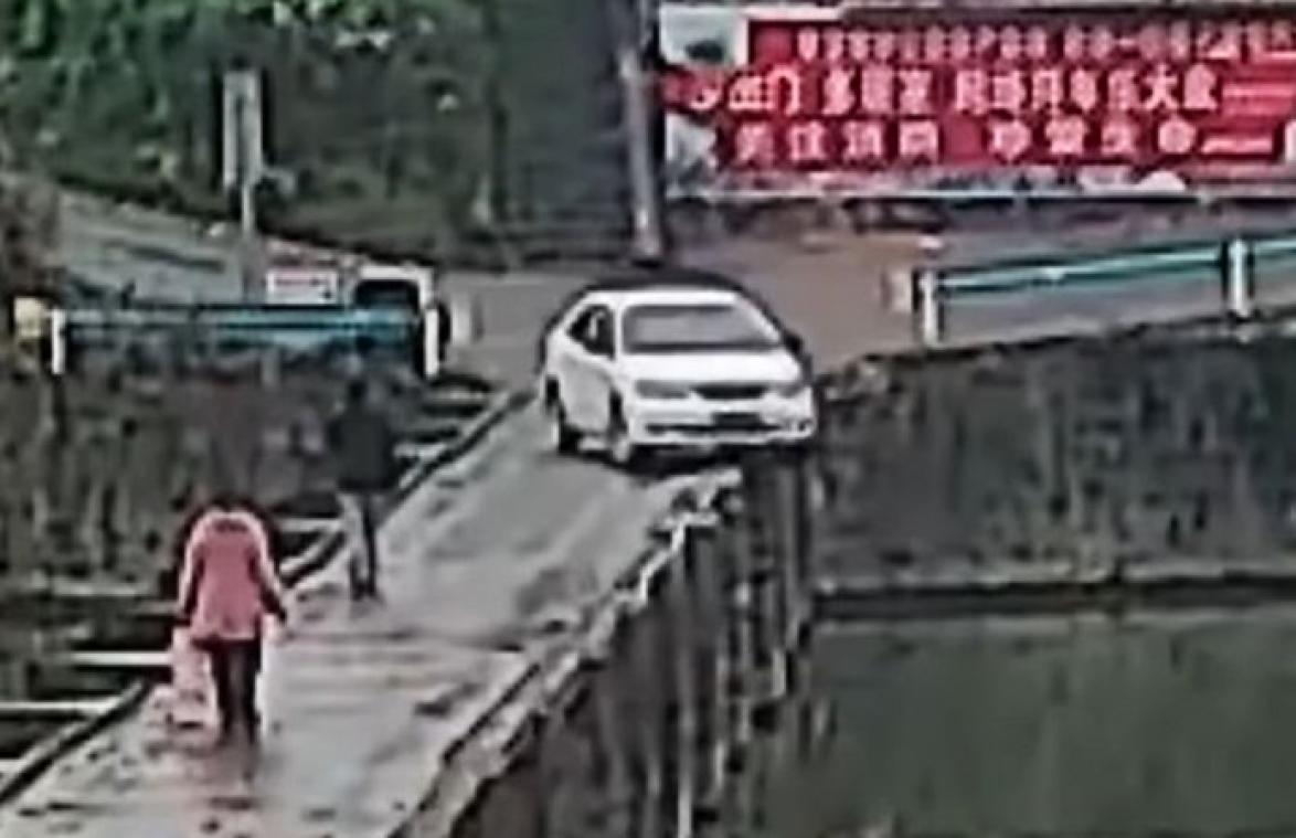 VIDEO. Man rijdt in rivier vlak nadat hij rijbewijs haalt