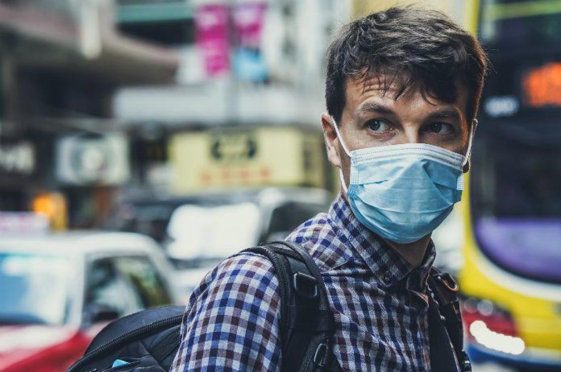 BIZAR. Man doet DIT met zijn vrouw uit angst voor coronavirus