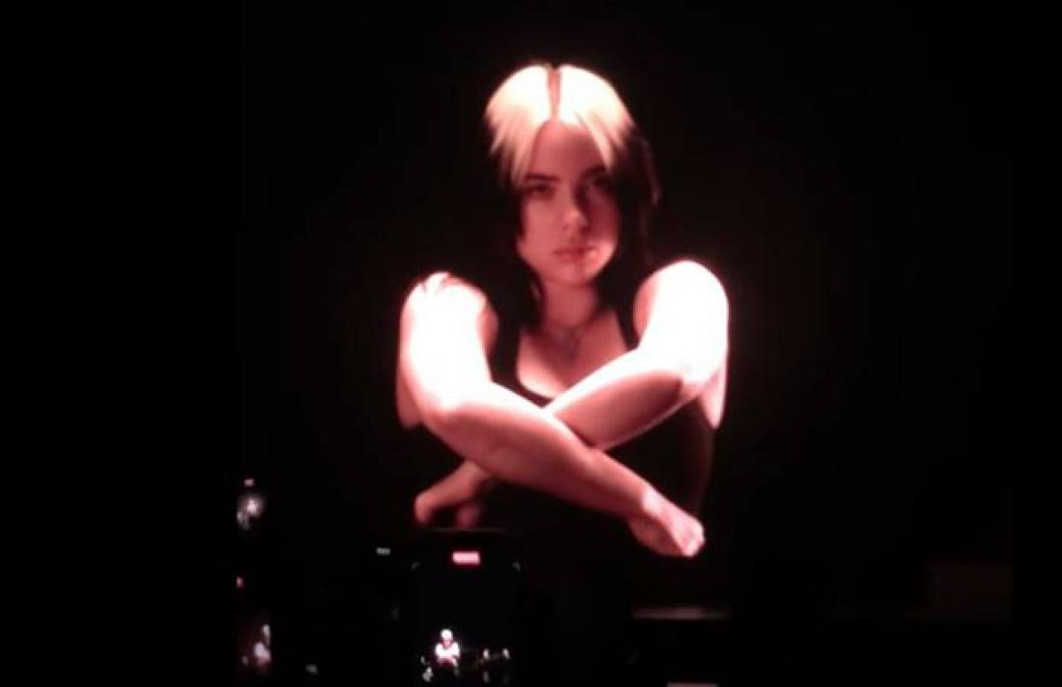 VIDEO. Billie Eilish trekt shirt uit om bodyshamers op hun plaats te zetten