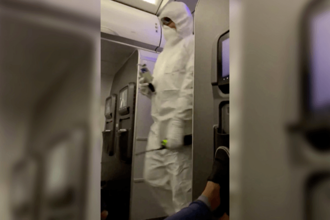 Vliegtuigpassagier grapt over besmetting coronavirus, toestel blijft 8 uur aan de grond