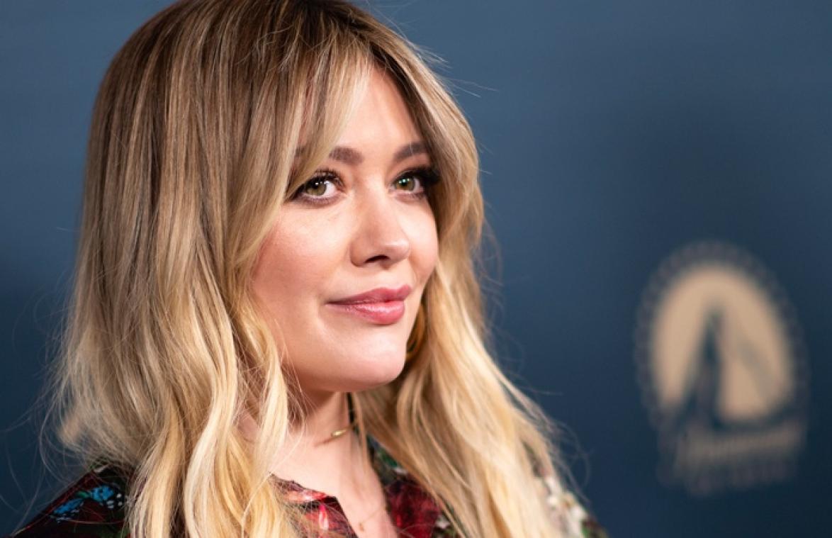 Hilary Duff haalt uit naar feestende millennials: "Stop met oudere mensen te doden"