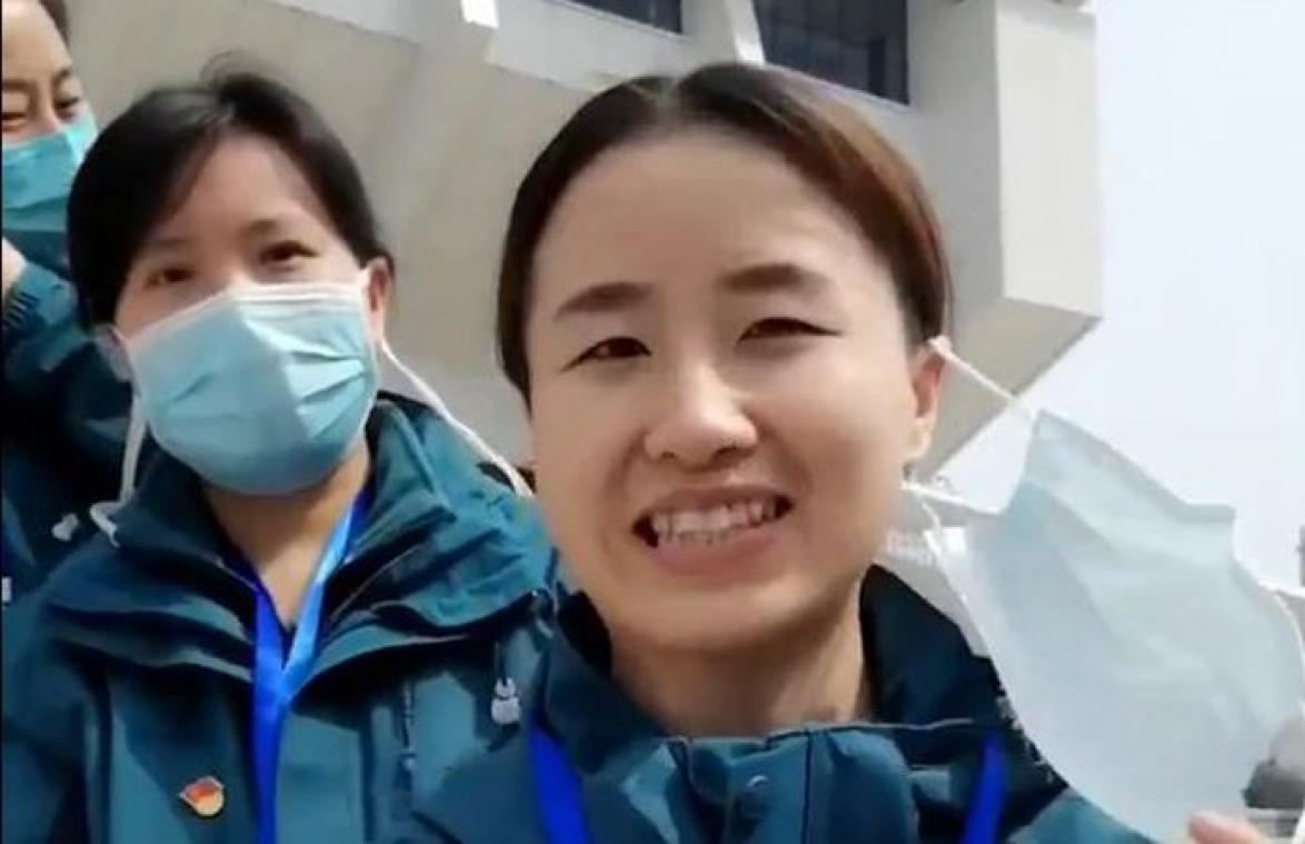 VIDEO. HOOPGEVEND! Ziekenhuispersoneel Wuhan zegeviert en mag mondmaskers afdoen