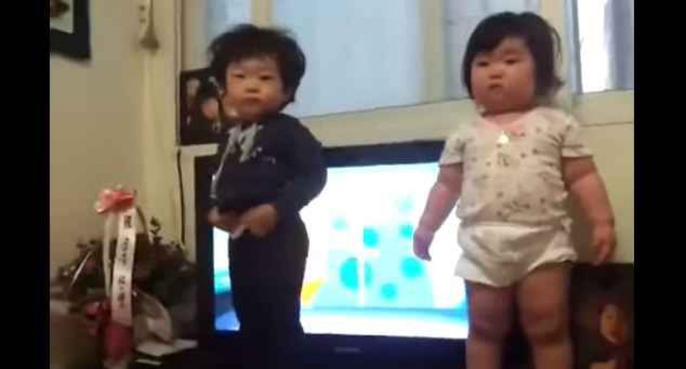 Schattige Koreaanse baby's dansen er op los