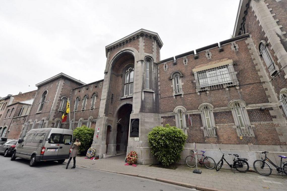 Antwerpse politie vat mannen die drugs over gevangenismuur wilden gooien