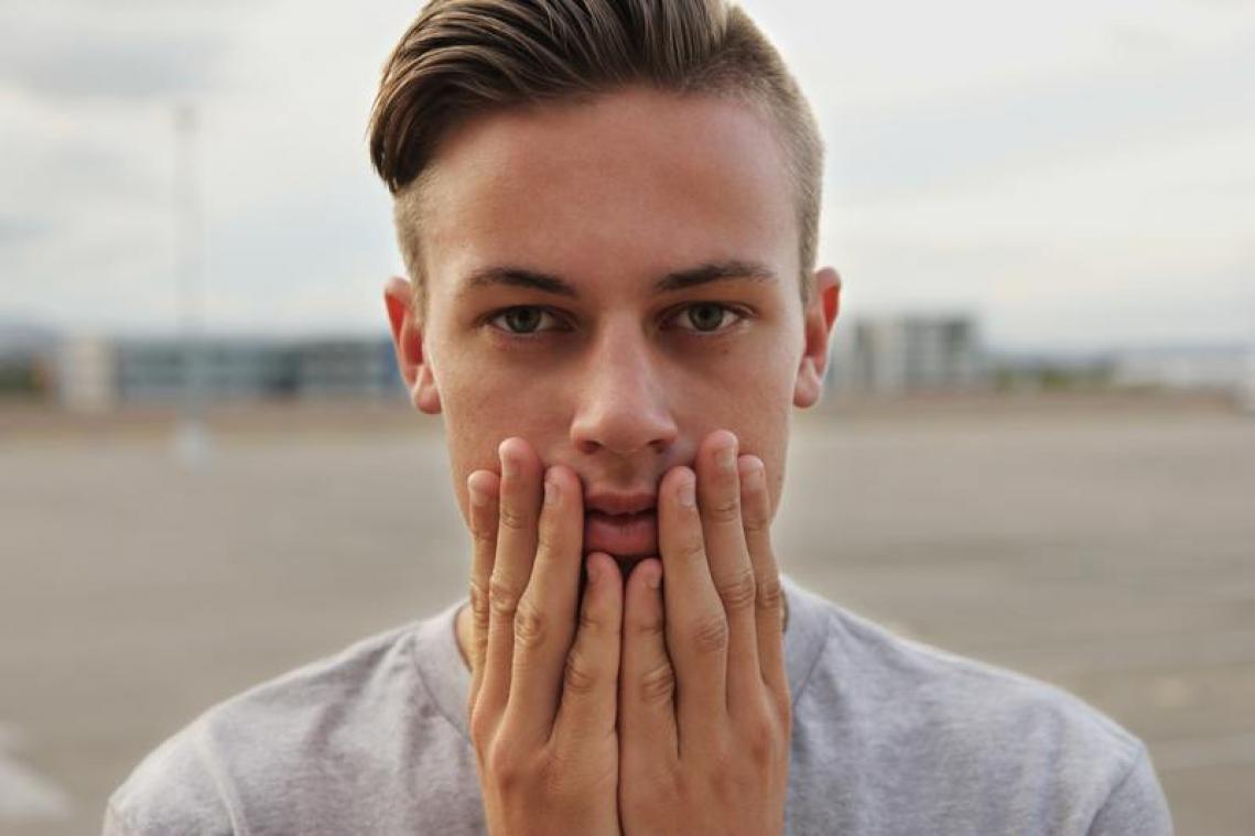 4 tips om minder vaak aan je gezicht te komen