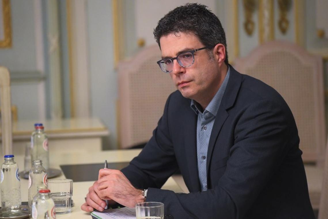 Voor het eerst daling in aantal nieuwe besmettingen: "We hebben het virus bij het nekvel"