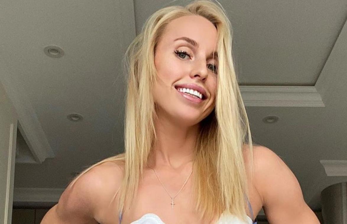 Instagrammodel onder vuur nadat ze mondmaskers als beha gebruikt