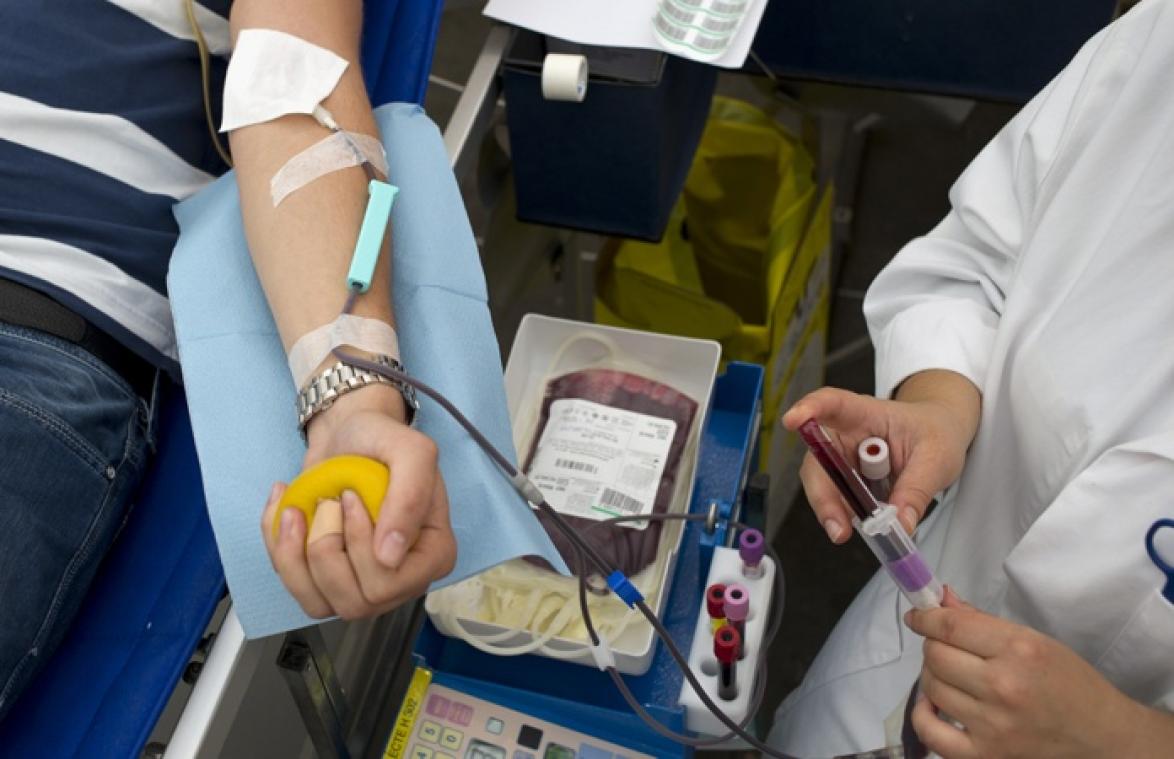Coronapatiënten herstellen door bloedtransfusie van genezen patiënten