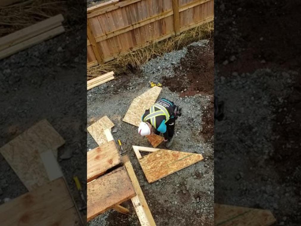 VIDEO. Deze bouwvakker heeft duidelijk zijn dagje niet
