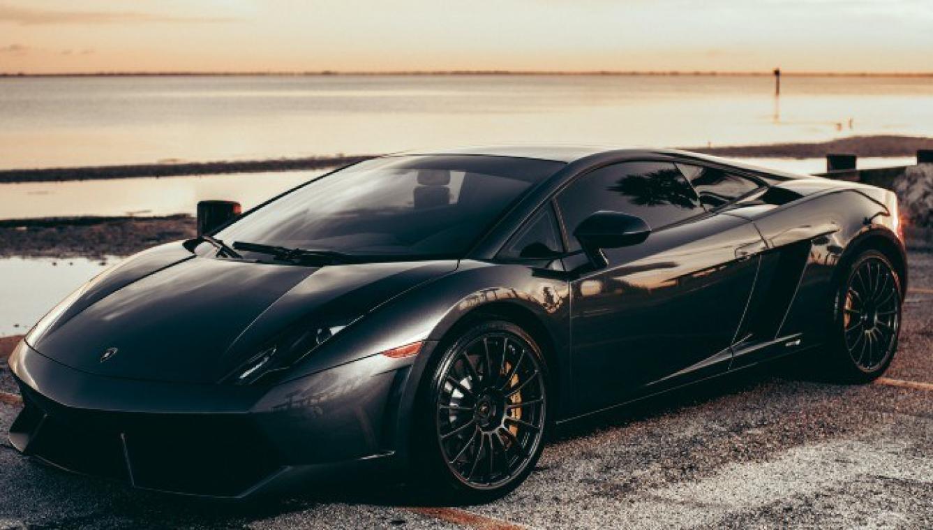 OEPS. Cementwagen rijdt tegen spiksplinternieuwe Lamborghini