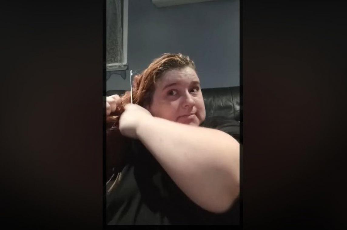 VIDEO. Bizar: Nieuw-Zeelandse vrouw gebruikt dit om haar kapsel 'af te zagen'