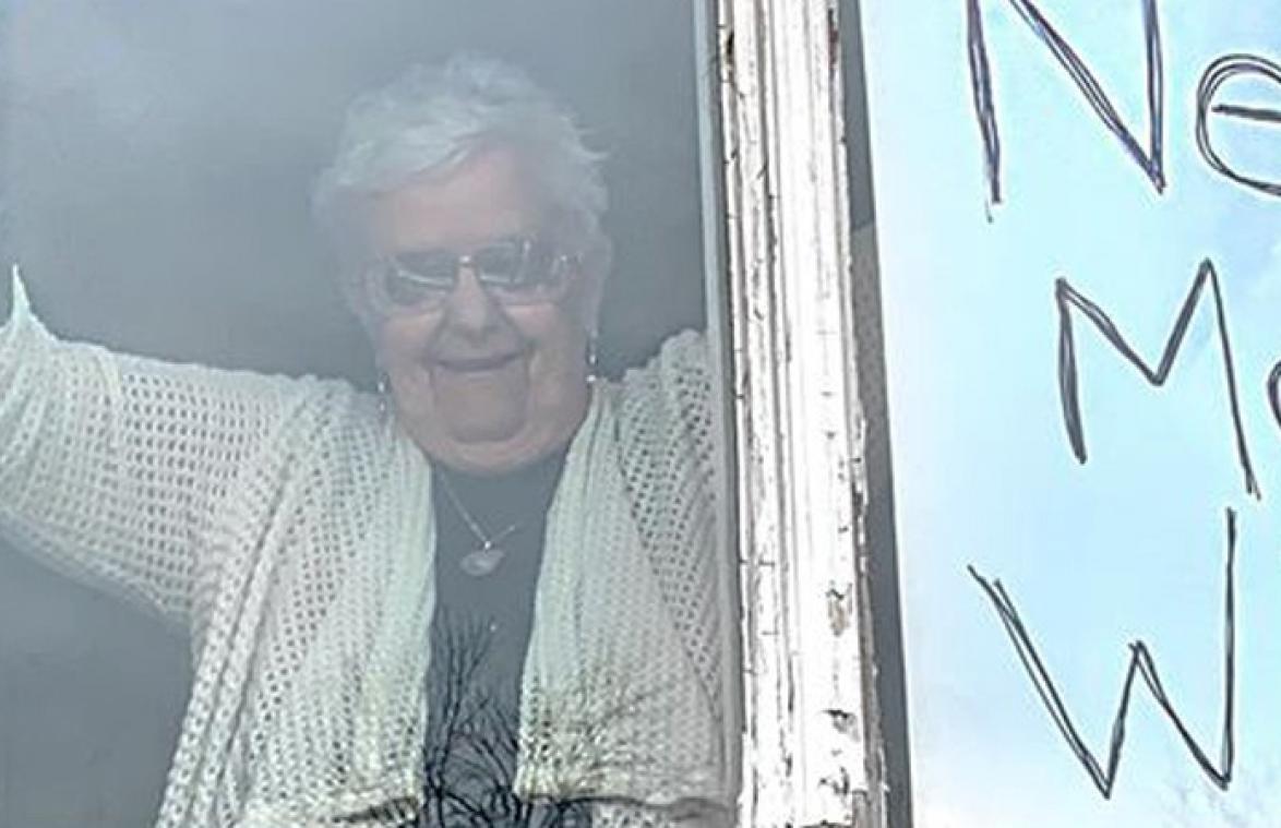 HILARISCH! Oma in quarantaine smeekt familie om DIT te brengen