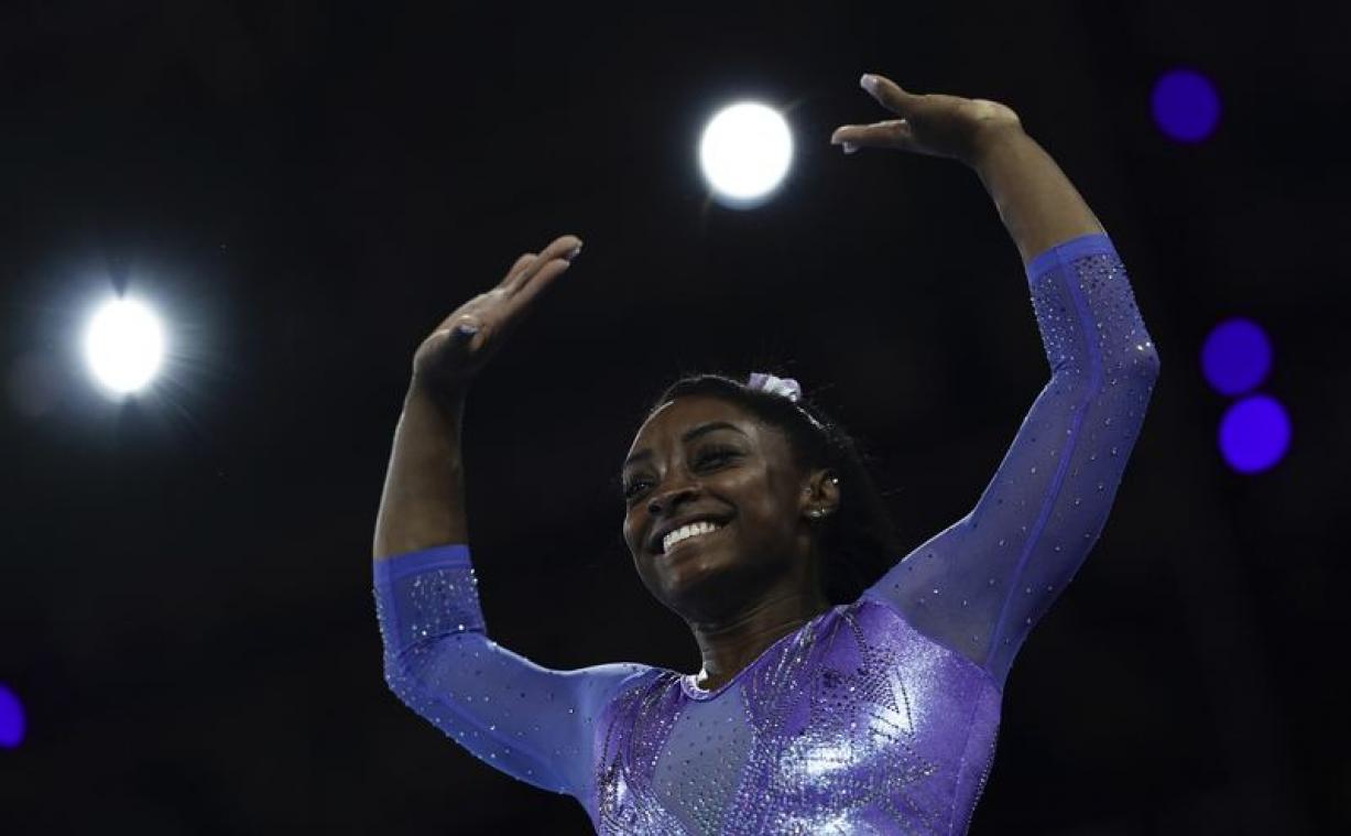 VIDEO. Waag jij je aan de handstand-challenge van Simone Biles?