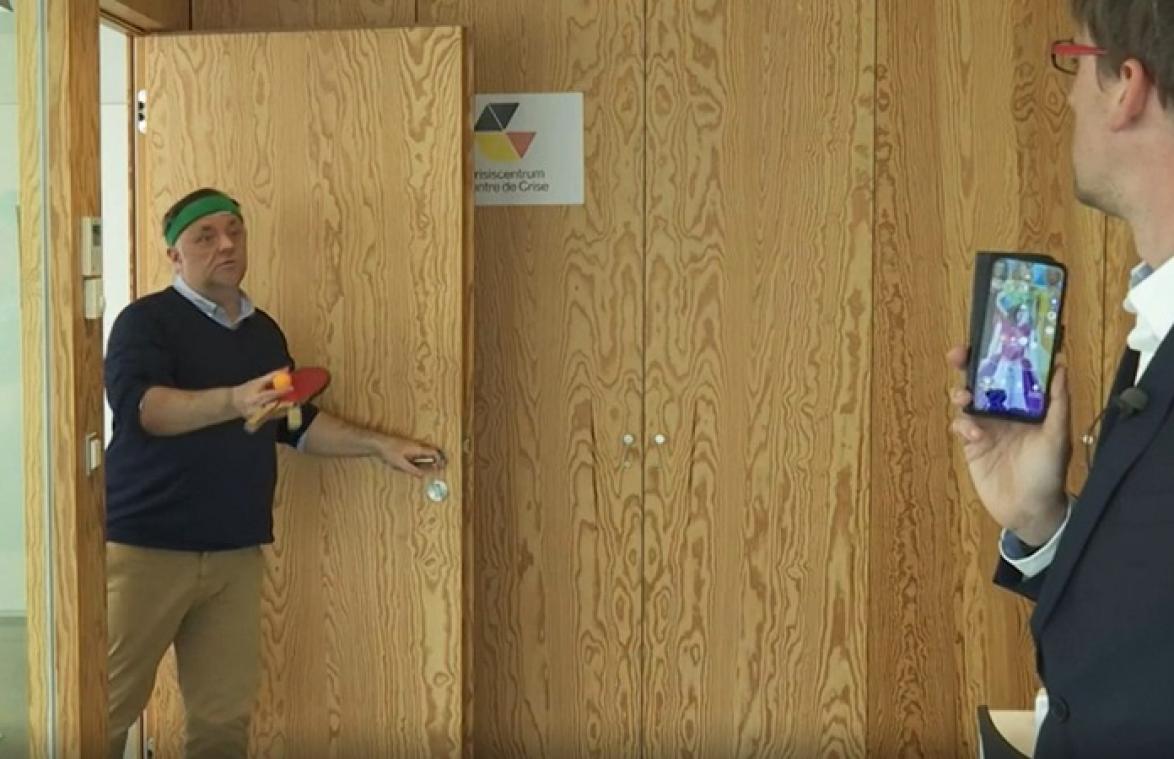 VIDEO. Hilarisch! Marc Van Ranst al pingpongend gespot op de VRT
