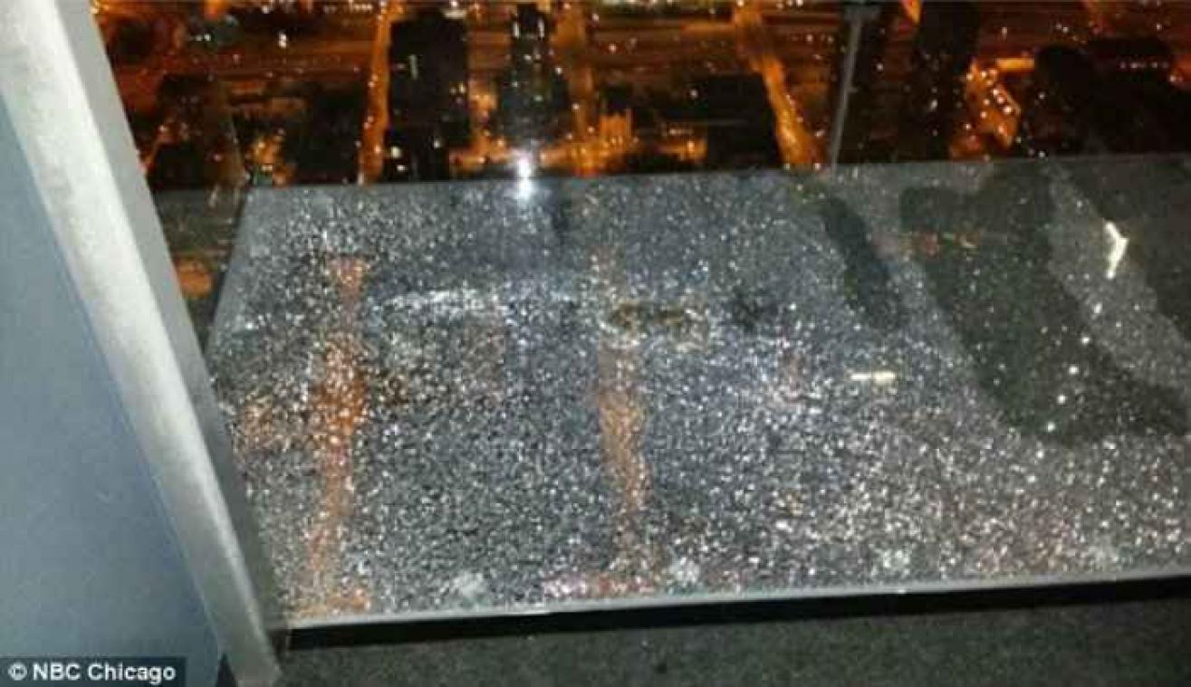 De ultieme nachtmerrie: Glas van Willis Tower breekt op 442 meter hoogte onder de voeten van toeristen
