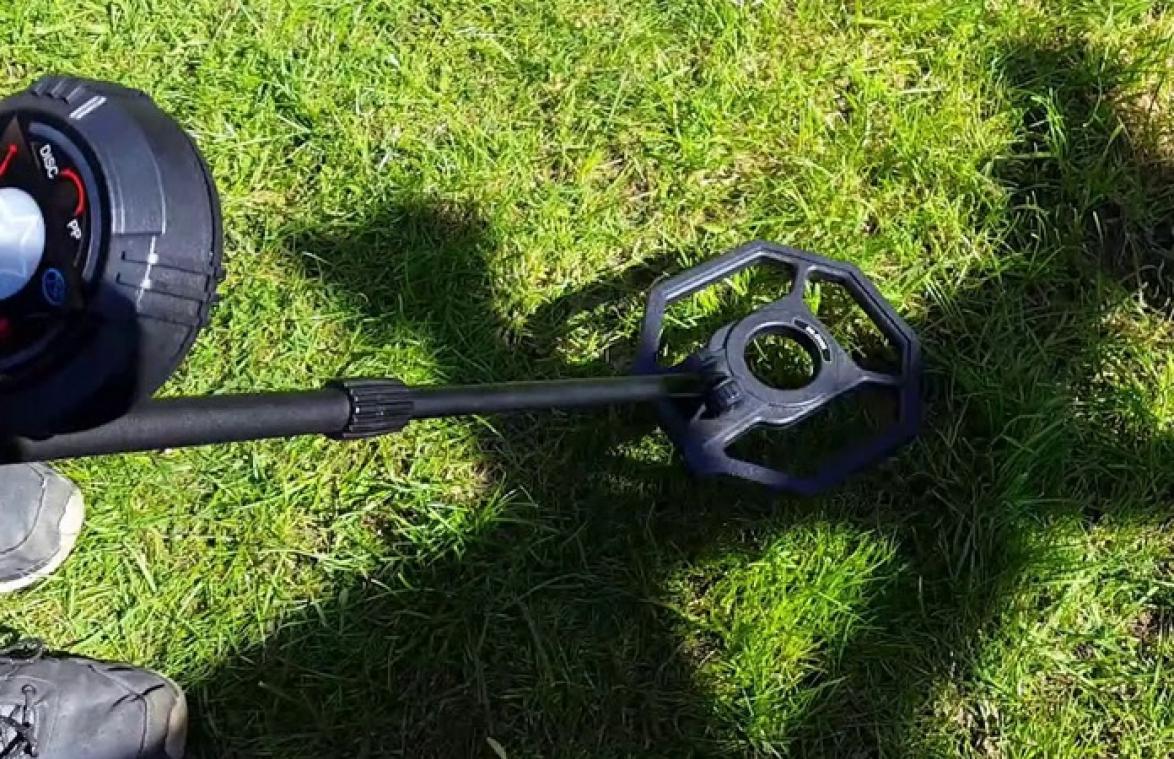 Vrouw doet straffe ontdekking met metaaldetector in tuin: "Ik geloofde mijn ogen niet"