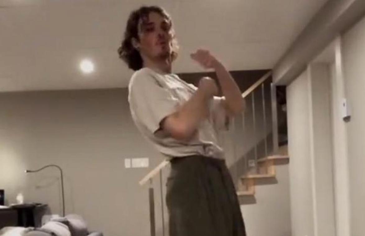 VIDEO. AKELIG! Kijkers zien iets vreemds in achtergrond van TikTok-danser die alleen thuis is