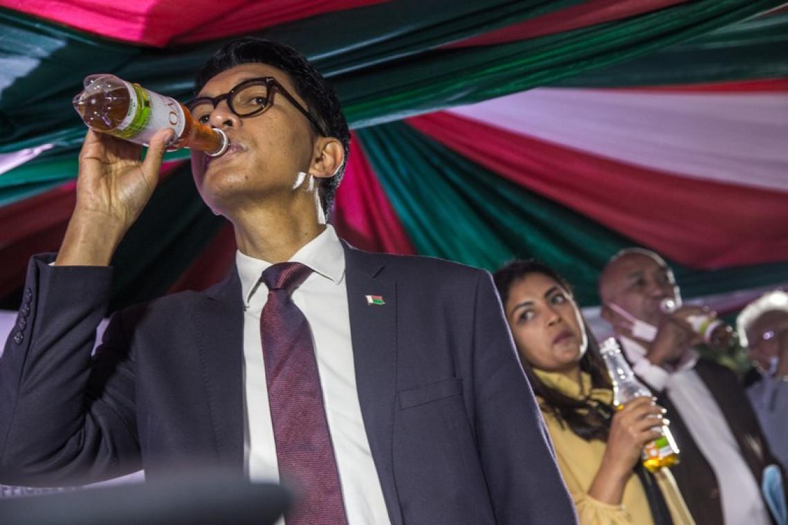 President Madagaskar lanceert vreemd 'geneesmiddel' tegen coronavirus