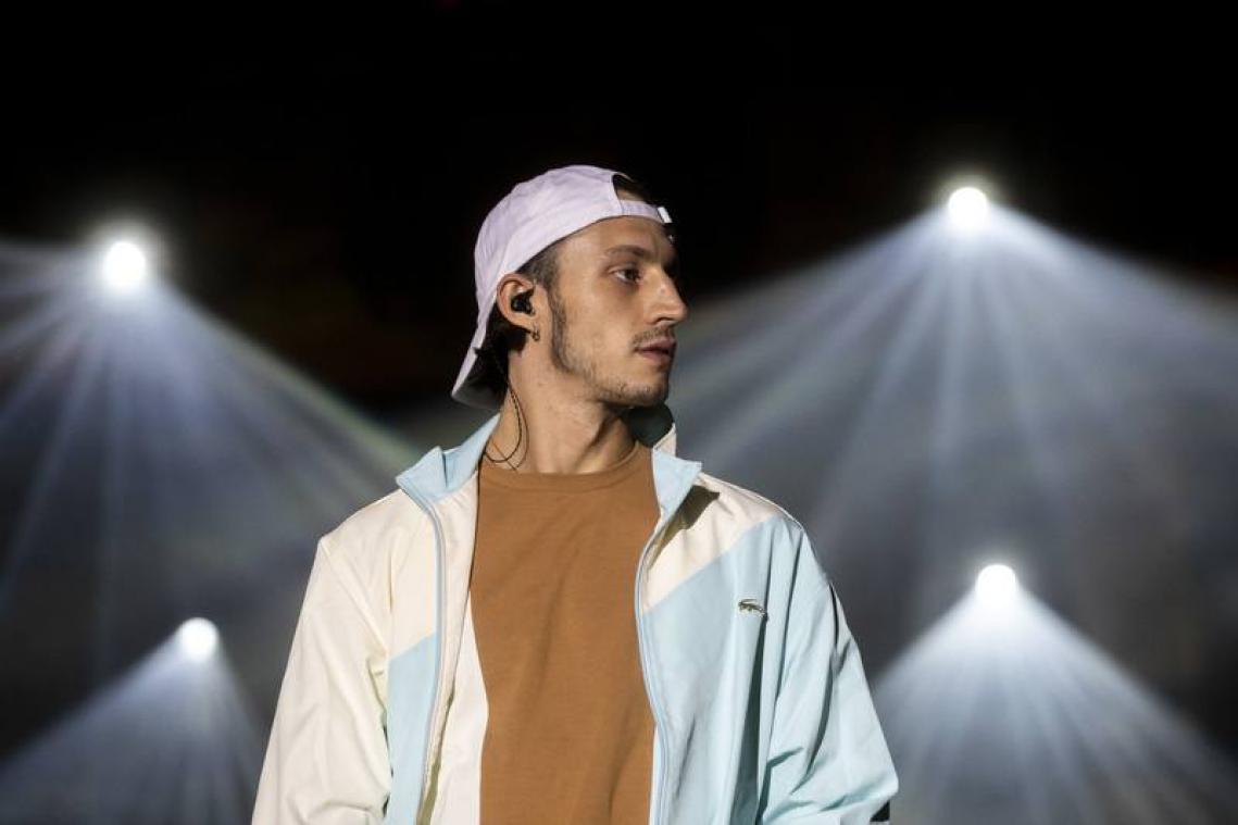 Romeo Elvis en vriendin halen kleren op voor Brusselse vluchtelingen