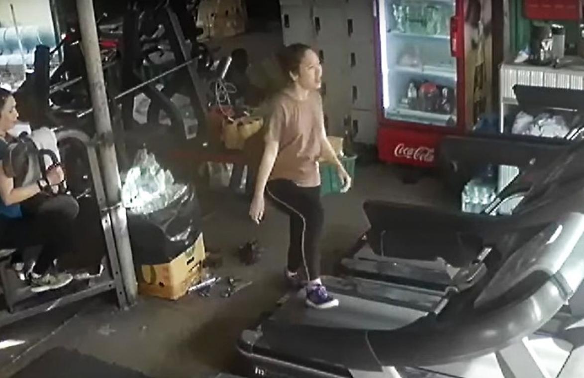 VIDEO. AUWCH! Vrouw heeft niet door dat loopband in fitness nog aanstaat
