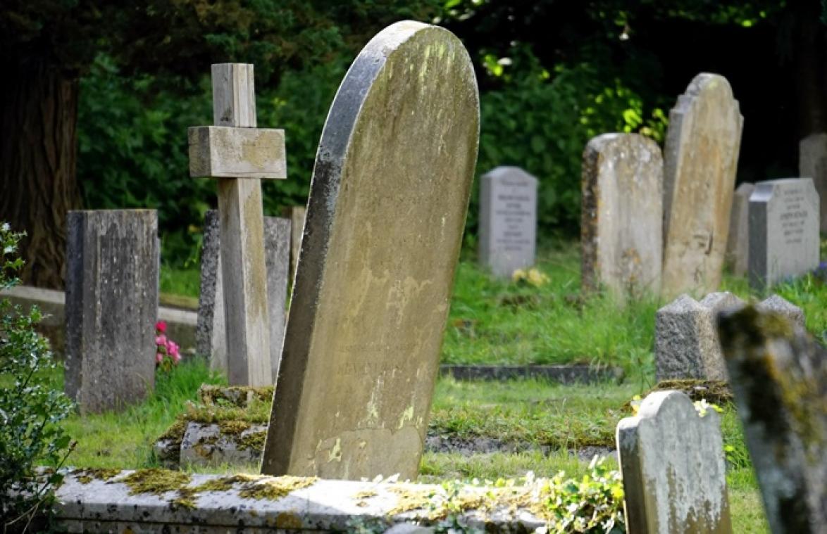 WTF! Vrouw graaft zich uit eigen graf
