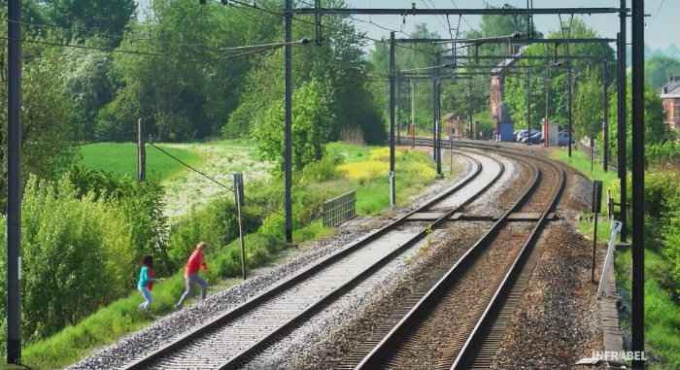 Bekijk hier het schokkende filmpje om lopen over treinsporen tegen te gaan