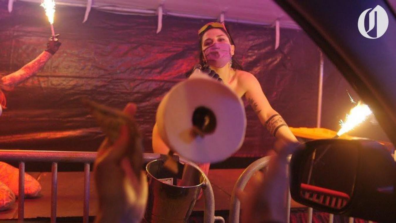 VIDEO. Strippers maken lange wachtrijen drive-in draaglijk