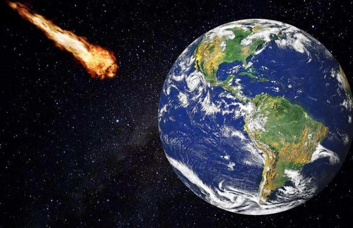 VIDEO. Kijk hier LIVE hoe enorme asteroïde langs de Aarde scheert
