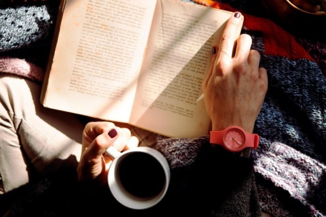 Lees jezelf de dag door: vijf boekentips voor het binnenblijven