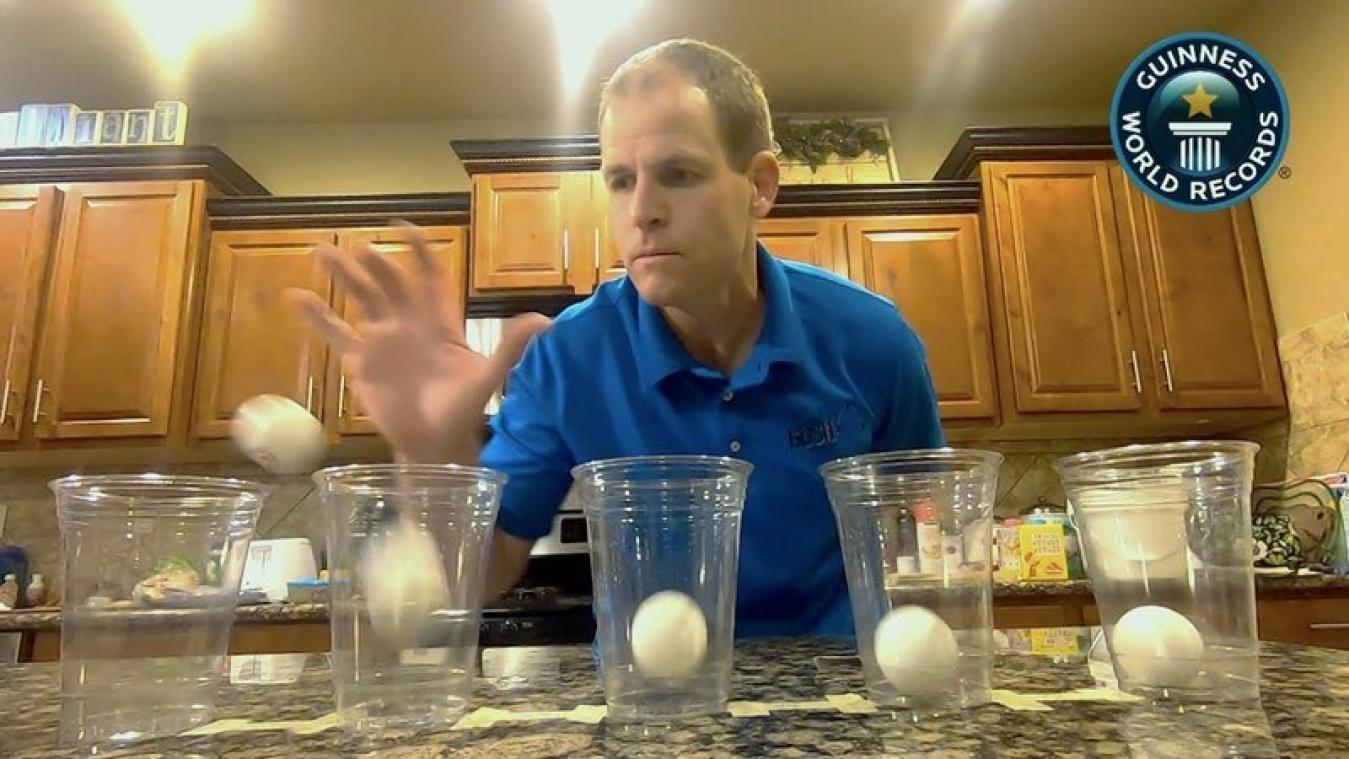 VIDEO. Man gooit in twee seconden vijf pingpongballetjes in vijf bekers en breekt wereldrecord