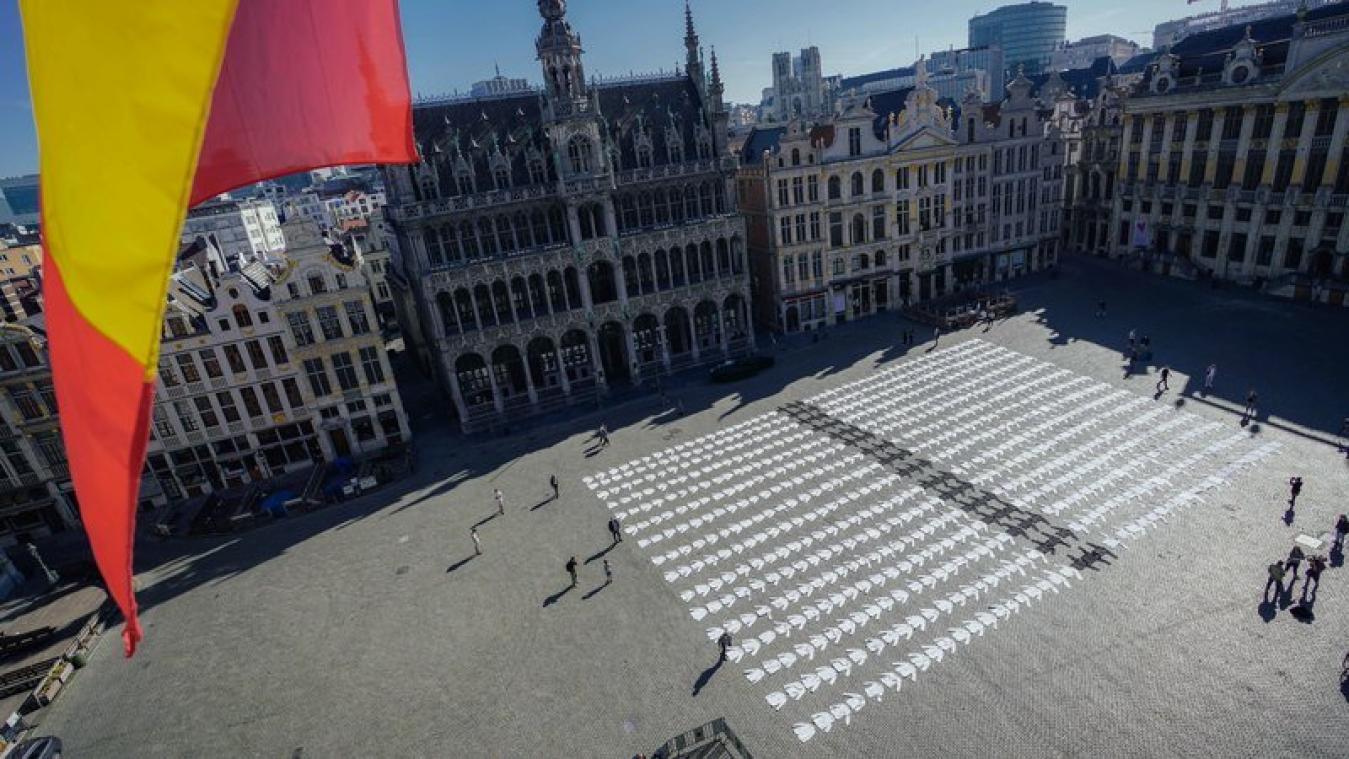 Horeca protesteert in Brussel met 'kerkhof' van koksvesten