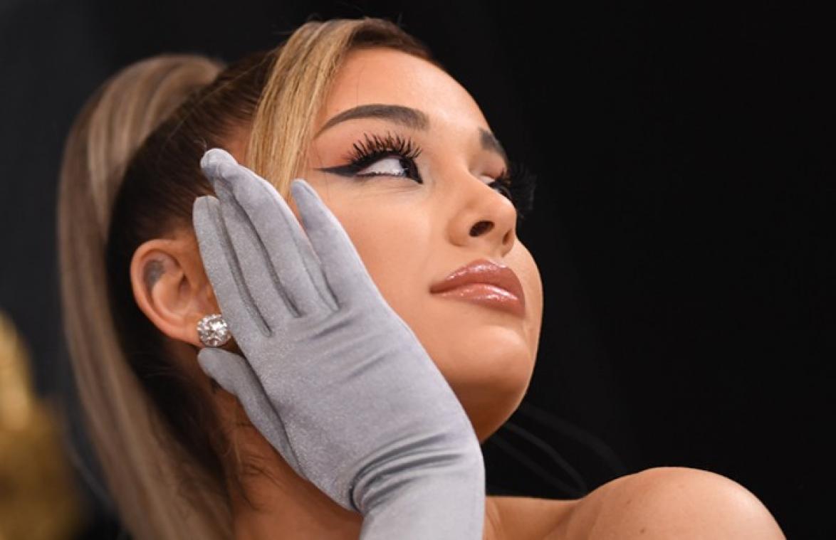 VIDEO. Ariana Grande kust nieuwe vriend in kersverse videoclip