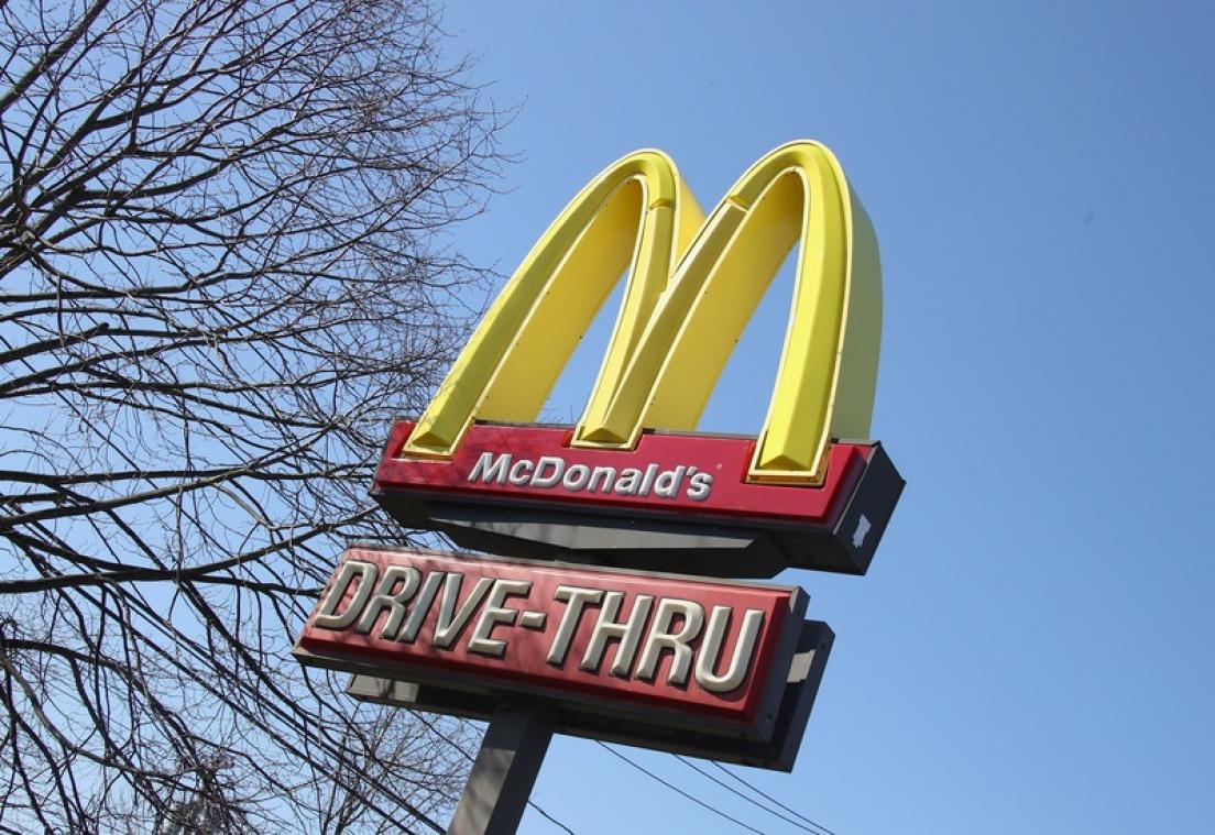 Vrouw schiet medewerkers McDonald's nadat ze niet mag neerzitten