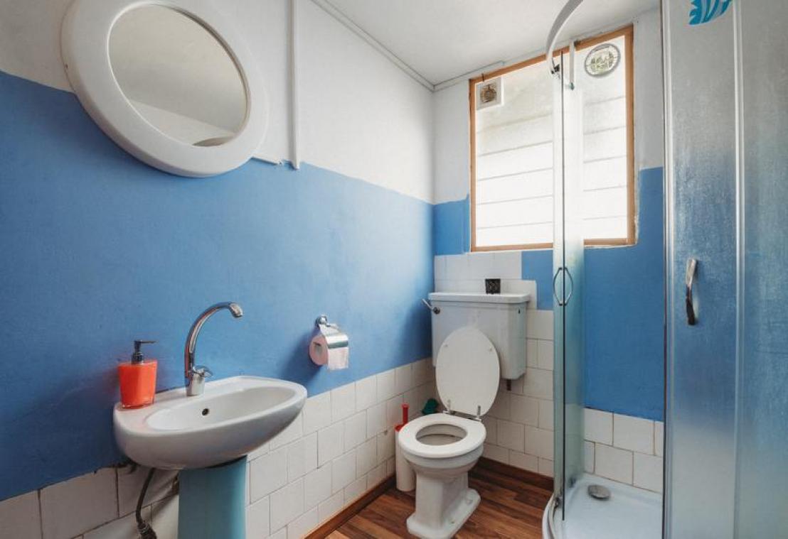 Deze 4 plekken in je badkamer vergeet je schoon te maken