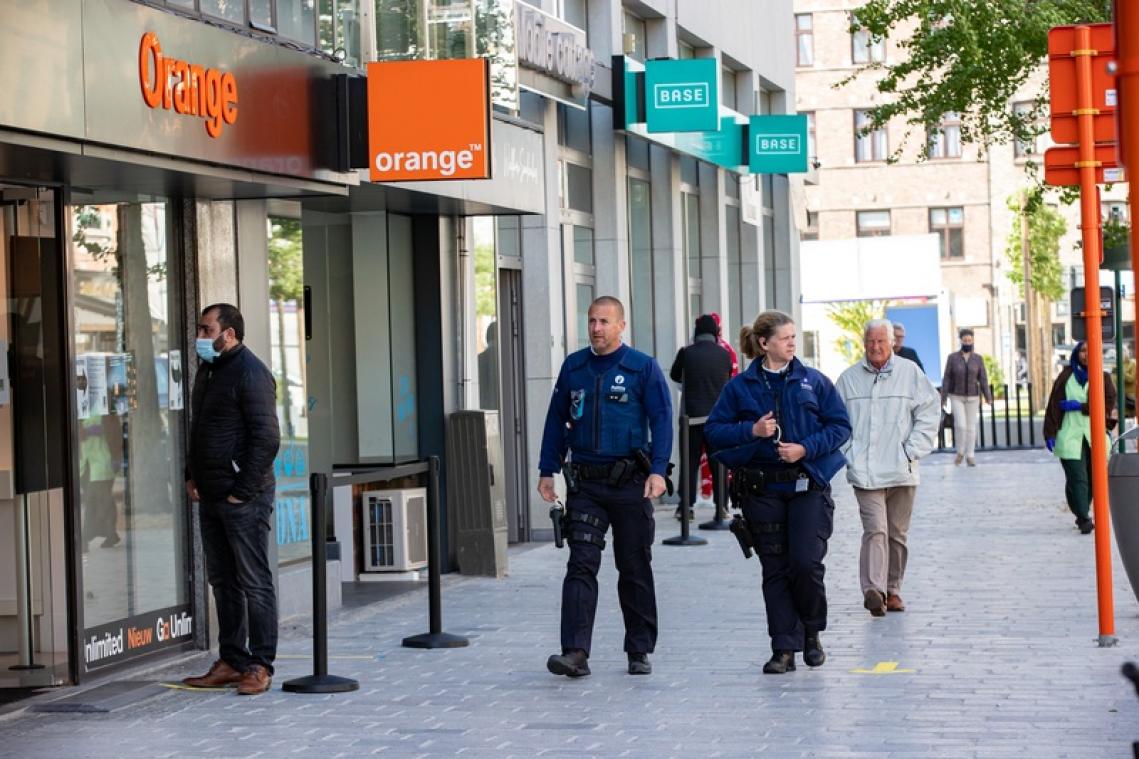 Vrouw flipt door coronarichtlijnen en trekt haar van agente uit