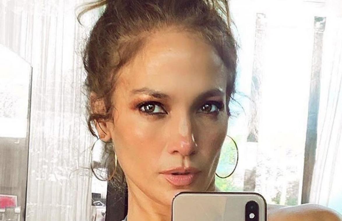 Jennifer Lopez deelt leuke foto, maar fans zijn bezorgd om 'creepy' man in achtergrond